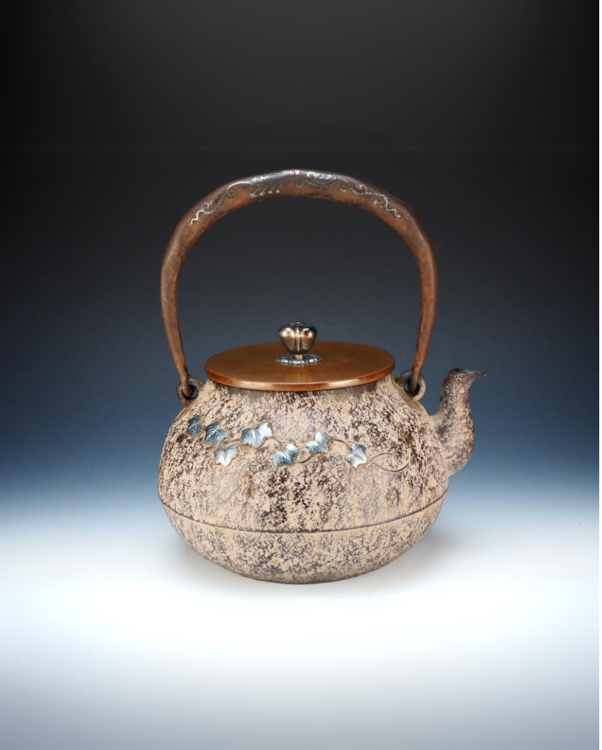 金寿堂名人『雨宮宗』作　葉紋貼付銀象嵌白肌鉄瓶